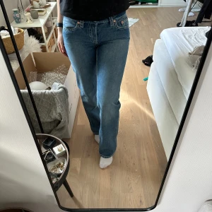 Supersnygga weekday jeans (arrow)💐🩷😍 - Jättesnygga jeans i modellen arrow från weekday. Jeansen är lågmidjade. Jag har endast använt dem två gånger då det är lite för små för mig, så i princip nyskick. Storlek 26/32☺️🩷😜