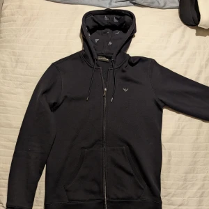 Armani tröja - Armani tröja väldigt bra skick 9/10 väldigt fräsch.  Ny pris 1999kr  Storlek S