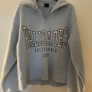 Gina tricot sweatshirt  - En ljusblå Gina tröja som jag köpte för något år sedan. Nästan aldrig använd. Om ni behöver fler bilder/bilder på, så kan ni skriva privat ❤️