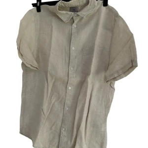 Linneskjorta  - Linneskjorta från hm. Skick 10/10. Köpt för 300kr