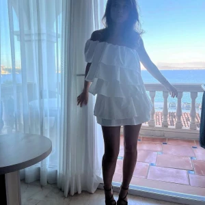 Studentklänning volang - Jättefin volangklänning perfekt till studenten i storlek S/M som bara är testad då jag köpte en annan💕 (lånade bilder) många intresserade så skriv bud!! Högsta bud 1000, köp direkt för 1100💕