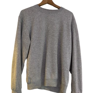 Sweatshirt  - Grå sweatshirt från hm. Köpt för 500kr. Skick 9/10. Storlek S men passar M.