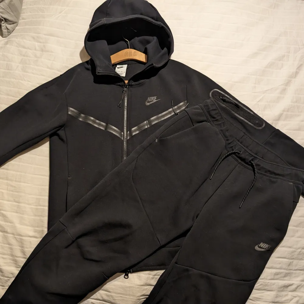 Nike tech fleece 8/10 i skick. Dessa är väldigt stora i storlek så man går vanligtvis ner en storlek i tröjan. Tröjan - XS Byxorna - S Ny pris 2000kr. Hoodies.