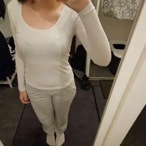Långärmad, tunn vit tröja, lite urringad, den är från H&M, har används 1 gång, jag säljer den för att den inte används, priset kan diskuteras❤️