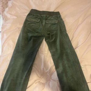 Mörkgröna juicy byxor - Mörkgröna juicybyxor xxs. Inget fel med dom alls. Kontakta för fler bilder. Säljer för inte andvänds. Kan också byta mot nästan vilken färg som. Helst stolek xxs❤️