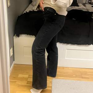 Jättefina raka jeans från bikbok! Grå/svarta