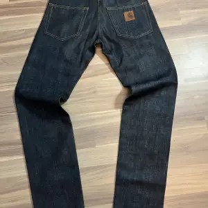 Carhartt jeans nyskick inga defekter. Inköpte från min bulk buy, straight fit 