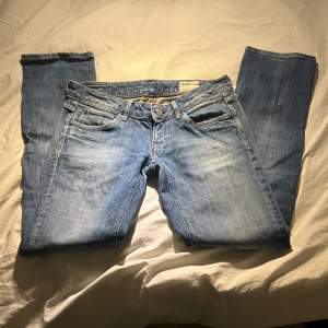 Säljer ett par jätte snygga g star jeans som tyvär inte passar längre💗lite små slitningar vid grenen som inte syns när man väl använder de💗