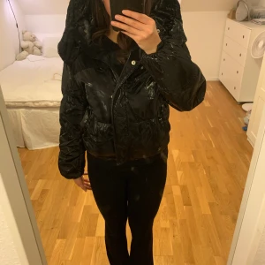 Jacka från New Yorker  - Säljer min jacka från New Yorker då den inte kommer till användning längre. Skriv privat om ni har frågor eller är intresserade💗💗