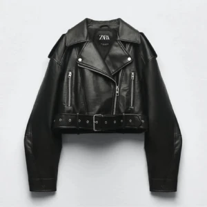 Skinnjacka från Zara  - Skinnjacka från Zara, jättefin till det mesta och i bra skick🫶🏼