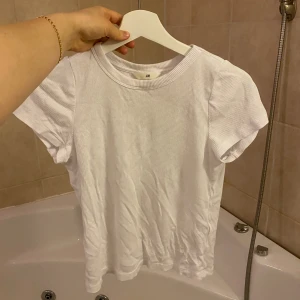 Ribbad t shirt - Använd fåtal gånger så i bra skick