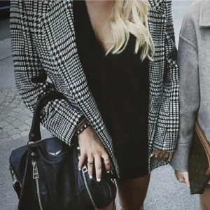 vårjacka - säljer denna då den inte kommer till användning (lånade bilder!!💕) passar jätte bra till det mesta! Den är vinted