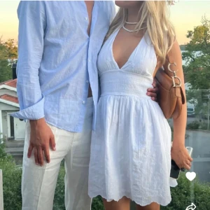 Zara klänning - vit - Jätte söt zara klänning som är super söt och knyts i nacken 💕Köparen står för frakt!