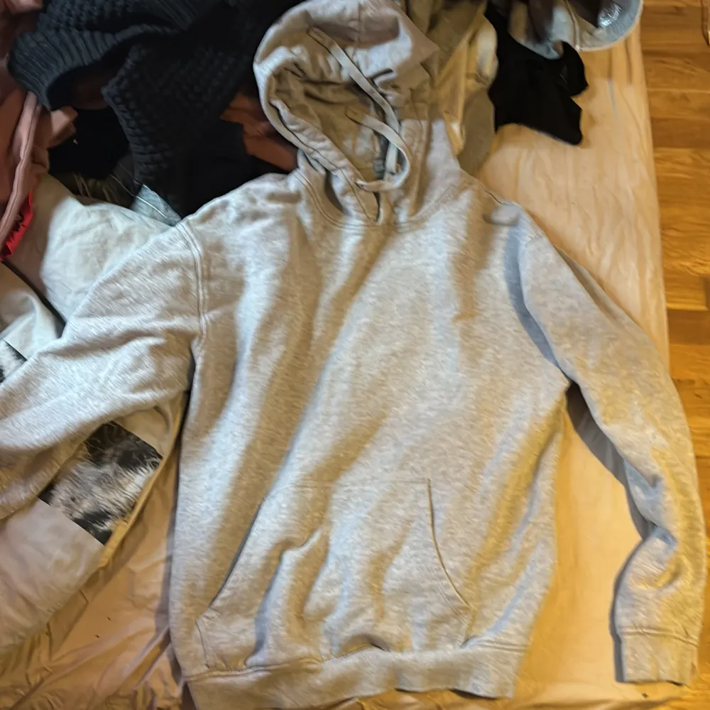 Säljer denna fina gråa hoodie för den sitter jätte tight och luvan är för liten använt 3 gånger . Hoodies.