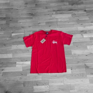 Stussy T-shirt  - Fet stüssy tröja i storlek S herr, stor i storleken. Helt ny! Vid frågor och eller funderingar tveka inte på att höra av dig!🔥🤩