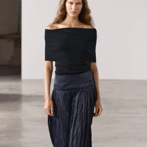 Off-shoulder topp - Off-shoulder topp från Zara! Lite för stor på mig, supersnygg annars 🫶 