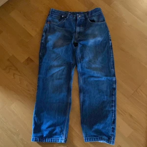 Maharishi Jeans - Otroligt unik och sällsynt vara av Maharishi. Jeansen skapades av Maharishi för den amerikanska militären under 90 talet. Jeansen har många gömda fickor som var tillverkade för att gömma saker åt soldater.  Skriv till mig om du har frågor!