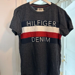 Tommy Hilfiger T-shirt  - 8/10 Fin T-shirt som blivit för liten för mig och därför säljer jag den.  Köpte denna i Stockholm NK för 449kr