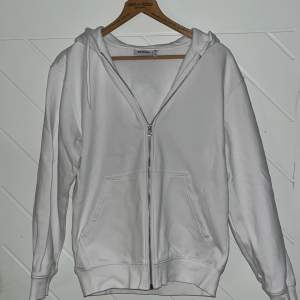 En clean vit zip hoodie som passar alla! Den är helt oanvänd 10/10 skick. Det är en XS men passar S. Den är köpte för 470 ordinarie pris