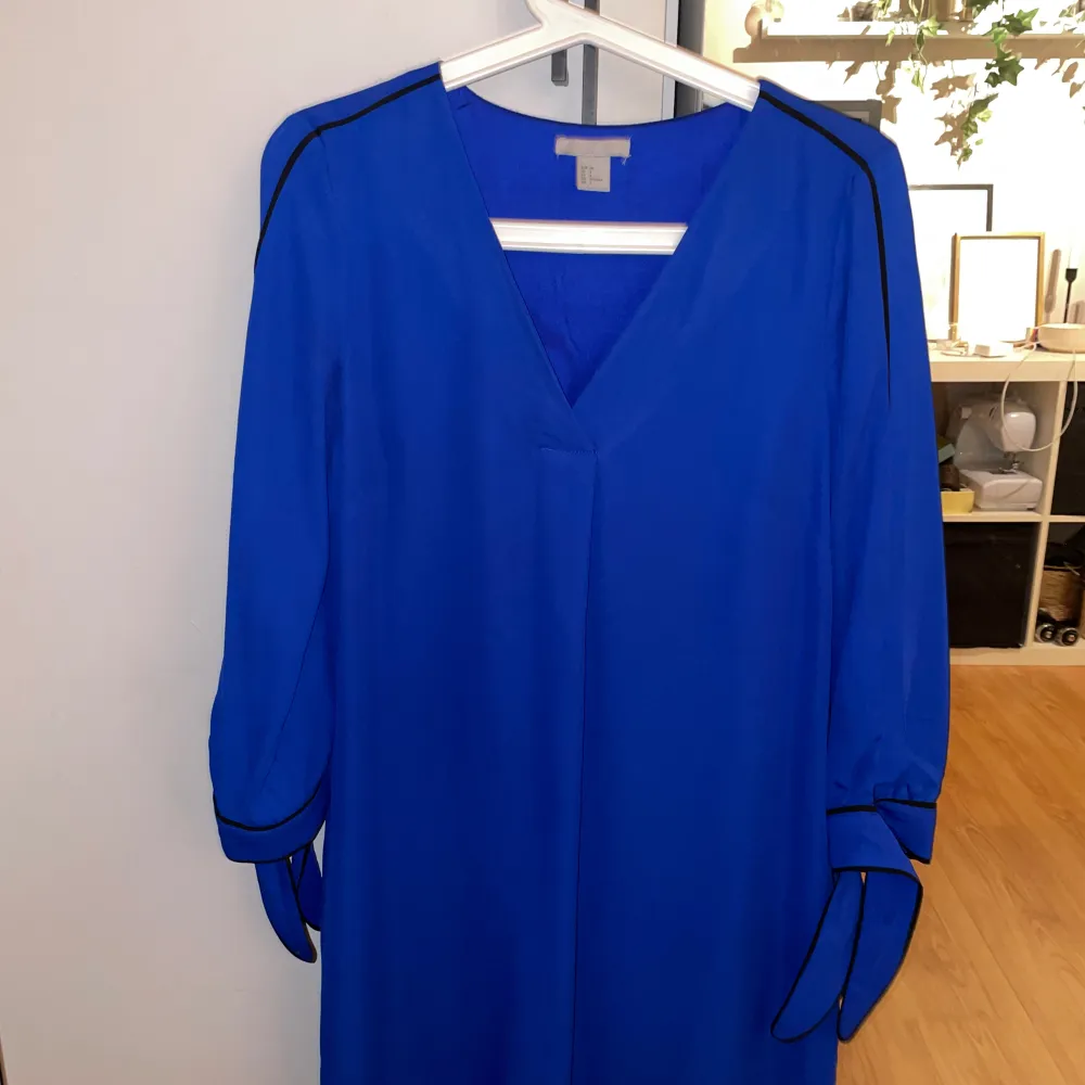 Blå klänning från hm, använd en gång💙. Klänningar.