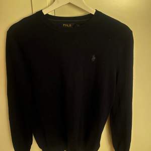 Mörkblå Ralph Lauren tröja, Merino Ull, slim fit. Fint skick! 