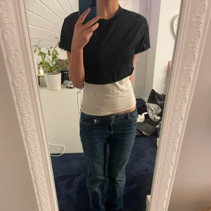 Croppad t-shirt - Jättefin Croppad t-shorts som är jätte snyggt att ha över linnen elr liknande. Den är i storlek xs💕
