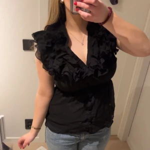 Blus - Fin blus med volanger från HM. Så fin både till vardags o fest! Storlek 38. 