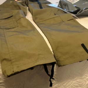 Cargo CRTZ tonal khaki guerillaz - Cargobyxor från Corteiz senaste släpp. Färg: tonal Khaki Storlek L 32-34 enligt deras sida