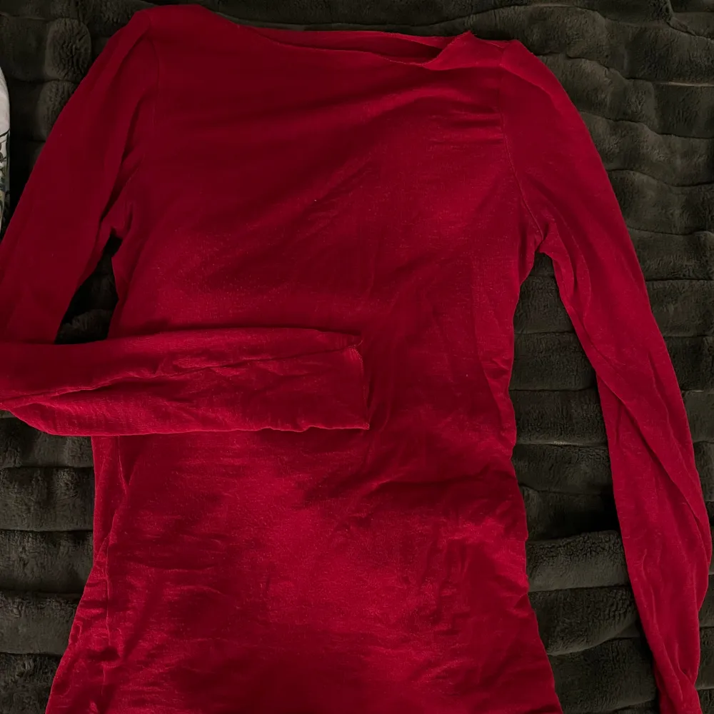 Säljer denna sparsamt använda tröjan från intimissimi. Röd och är endast använd 3 gånger.🩷 jag har storlek m men passar mig som bär på s också då jag inte ville att tröjan skulle va så genomskinlig på brösten.. Toppar.