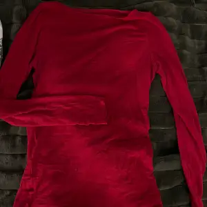 Säljer denna sparsamt använda tröjan från intimissimi. Röd och är endast använd 3 gånger.🩷 jag har storlek m men passar mig som bär på s också då jag inte ville att tröjan skulle va så genomskinlig på brösten.