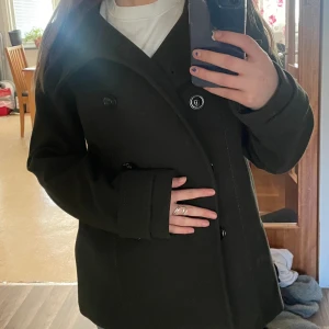 Grön kappa - Supersöt grön kappa från hm, perfekt till våren🥰storlek 38 men sitter typ som en S