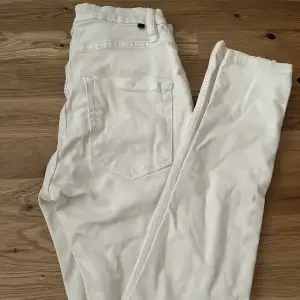 fina vita jeans knappt använda