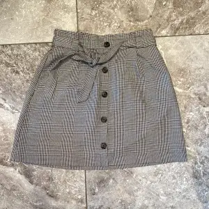 En helt ny kjol från Lindex . Storlek 170. Etiketten finns tyvärr inte kvar men den är som sagt i nyskick. Säljer pga stor garderobrensning. Kika gärna på mina andra annonser, säljer mycket:) 