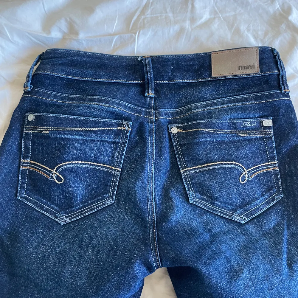 Säljer super fina låg midjade jeans från Mavi som jag har sytt in lite vid benen. Midjemått: 35cm ytterben: 99cm innerben: 77cm ❤️. Jeans & Byxor.