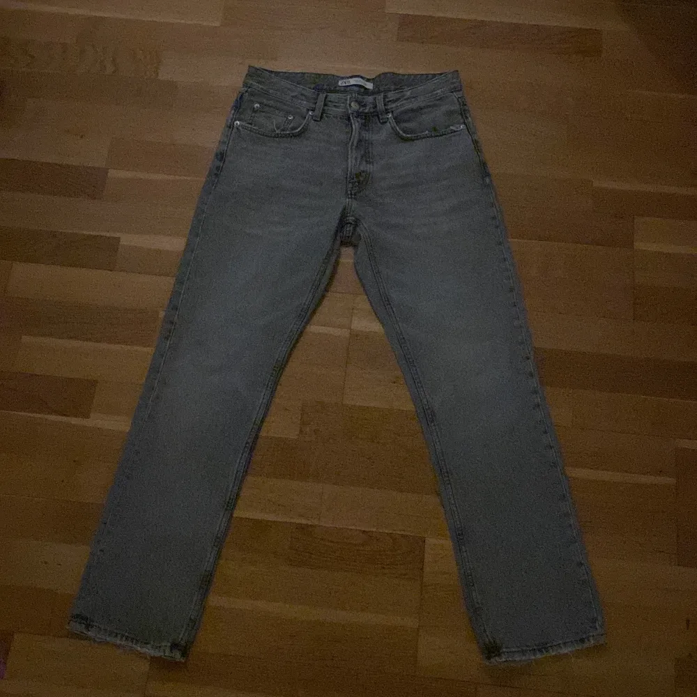 Ett par sjukt snygga zara jeans som jag tyvärr behöver sälja då jag har växt ur dem!  storlek 40 eu, svårt att säga midje mått och längd mått i tum men passar mellan 180-190, skulle säga att de är 30/32, Väldigt lika hope jeans. Skriv om du undrar nt. Jeans & Byxor.