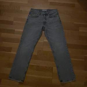 Ett par sjukt snygga zara jeans som jag tyvärr behöver sälja då jag har växt ur dem!  storlek 40 eu, svårt att säga midje mått och längd mått i tum men passar mellan 180-190, skulle säga att de är 30/32, Väldigt lika hope jeans. Skriv om du undrar nt