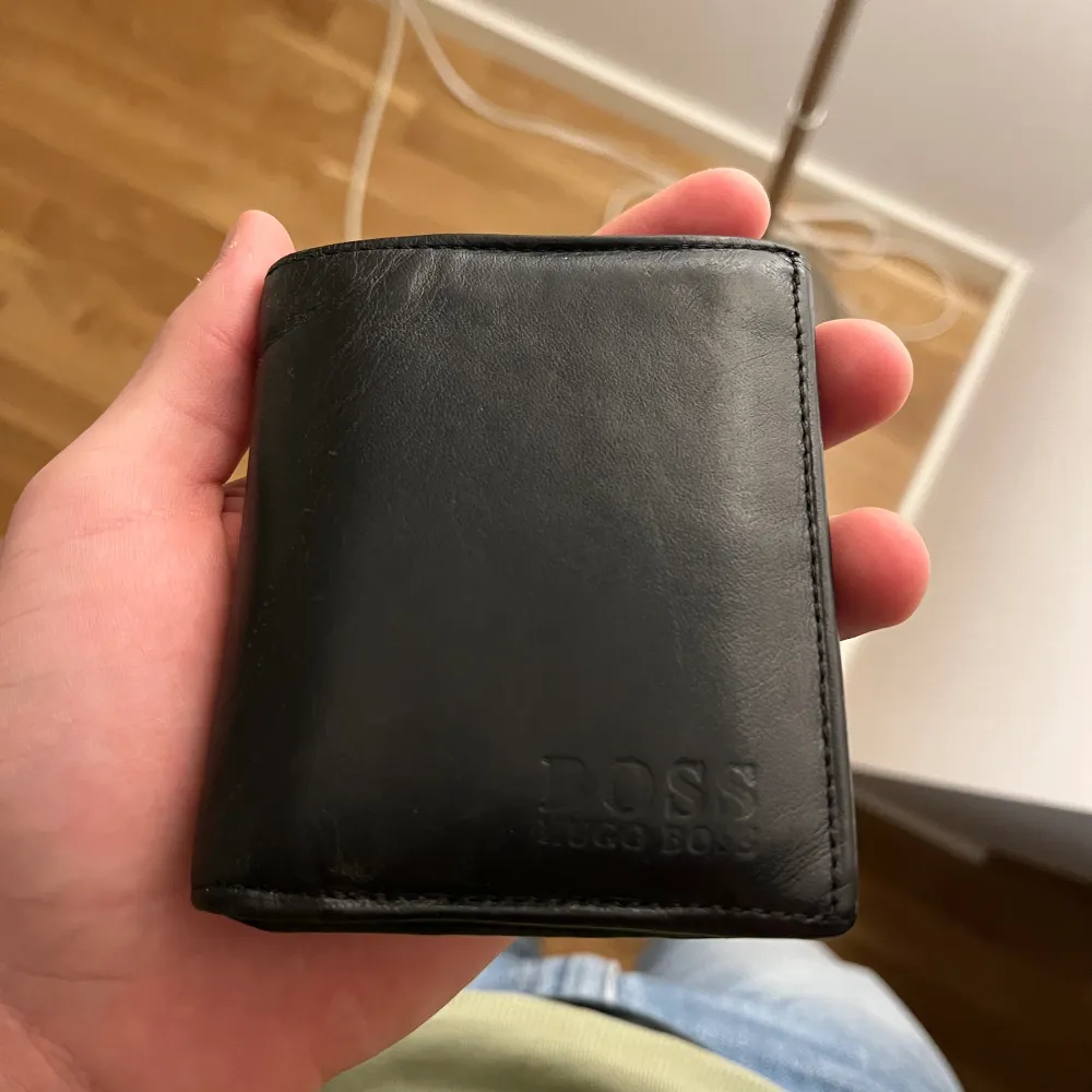 Hugo Boss plånbok i välanvänd skick men funkar bra att använda  Skick 6/10. Övrigt.