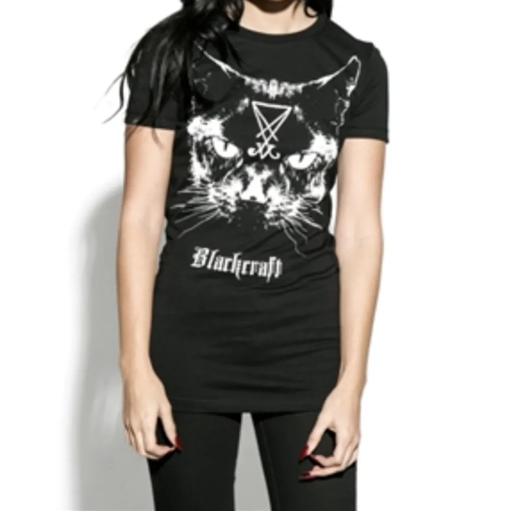 En jättefin svart t-shirt, använd ungefär 1 gång ❣️ Köp via köp nu!. T-shirts.