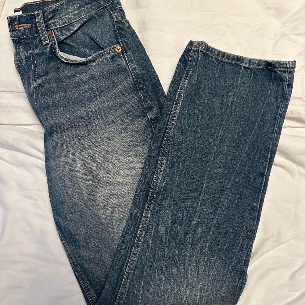 Jeans från zara med hög midja med raka ben ej kommit till användning. Jeans & Byxor.