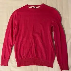 Säljer denna tröjan för att jag tycker rosa inte är min färg 🥰 har aldrig används och har inga defekter. Det står att tröjan är i storlek 146/152 men jag tycker den passar mig som är 164 cm. Frågor/ funderingar i dm❤️