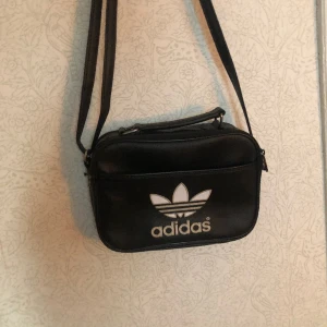 Adidas väska - Köpt här på Plick💖 har 3 fack och man får plats med mer än man tror. Bandet är justerbart