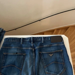 Ett par riktigt feta Armani jeans, säljer de på grund av att det är för små. - Strl 32, väldigt stil rena snygga och passar till många olika stilar.