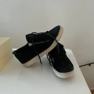 Ett par  Giuseppe Zanotti skor som blivit för små för mig. - Säljer ett par väldigt formella och feta skor. De kan användas på fest, med kostym mm