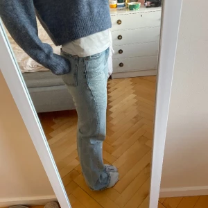 Midrise jeans zara - Säljer nu mina snygga ljusblåa jeans från zara i modellen Mid rise straight i storlek 32 då dem inte kommer till användning för mig. 💕 Tryck gärna på köp nu!