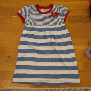 Klänning  - Klänning från Lindex i storlek 128. Köparen står för frakten 💕