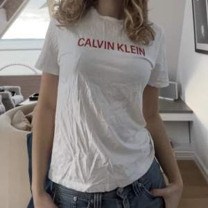 Säjer skitsnygg t-shirt från Calvin Klein Jeans. Den är barnstorlek 14 och passar bäst på s men är även mycket snyggt oversize på xs och tight på M. Säljer även en rosa i mindre storlek. Hör gärna av er vid frågor💗