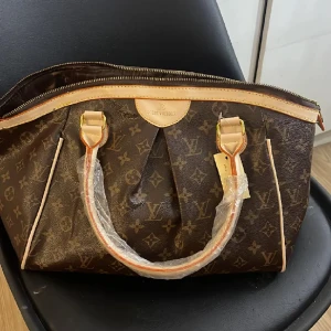 Helt ny! Väska  - Helt ny väska i plast kopia väldigt bra kvalitet på den säljs för 300kr fraktas & finns i Göteborg 🥰