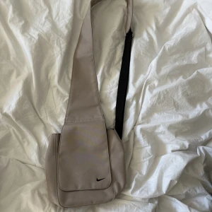 axelremsväska  - Jättesnygg väska från Nike som inte är min stil längre. 