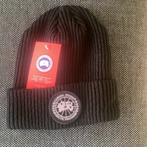 Canada goose mössa black label - Priset kan diskuteras  