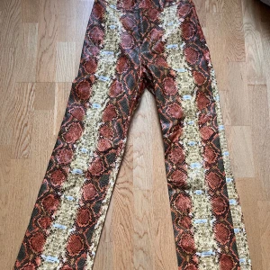 Skin byxor i snyggt mönster  - Säljer mina favorit byxor som är försmå! Super sköna och sitter super snyggt 